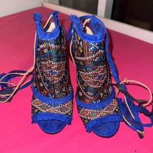 Patterned wrap heels